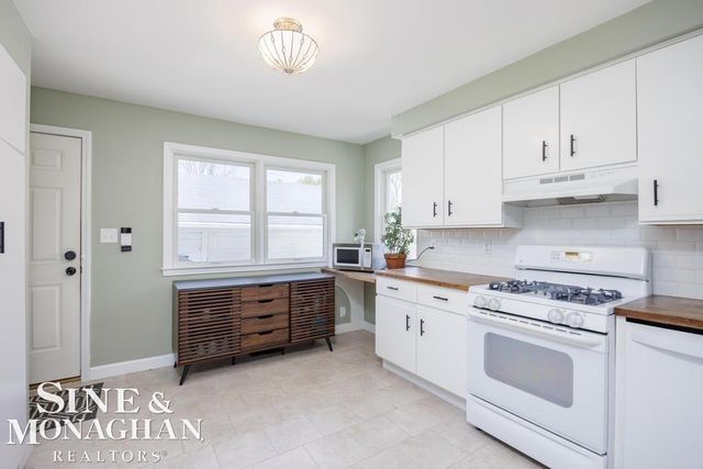 318 Kerby Rd Road, Grosse Pointe Farms, MI 48236