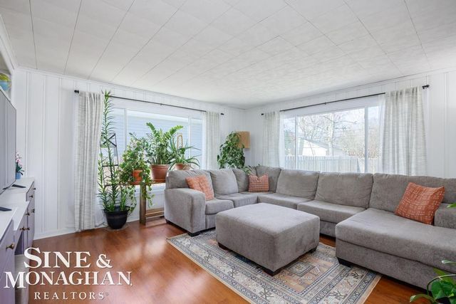 318 Kerby Rd Road, Grosse Pointe Farms, MI 48236