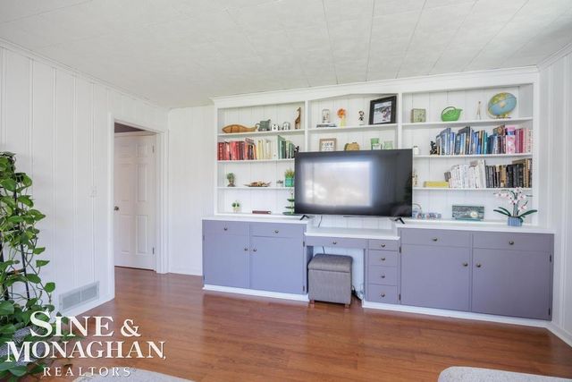 318 Kerby Rd Road, Grosse Pointe Farms, MI 48236