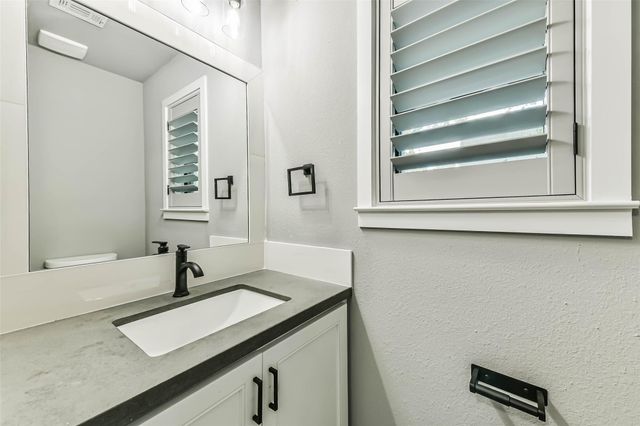 4102 Honey Oaks Drive, Taylor Lake Village, TX 77586