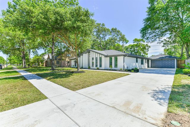 4102 Honey Oaks Drive, Taylor Lake Village, TX 77586