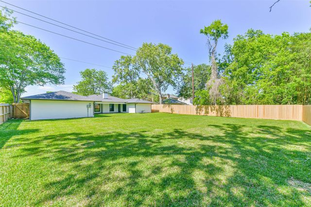 4102 Honey Oaks Drive, Taylor Lake Village, TX 77586