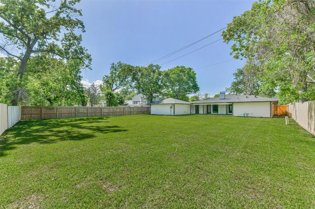 4102 Honey Oaks Drive, Taylor Lake Village, TX 77586