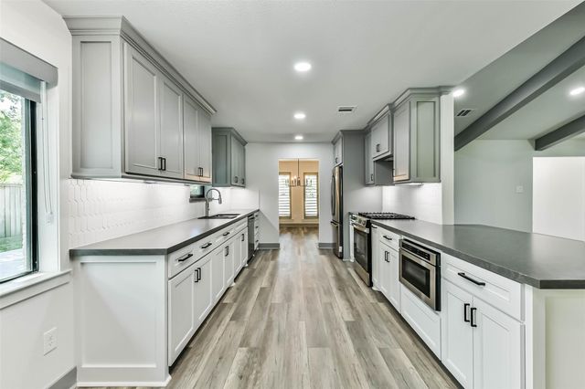 4102 Honey Oaks Drive, Taylor Lake Village, TX 77586