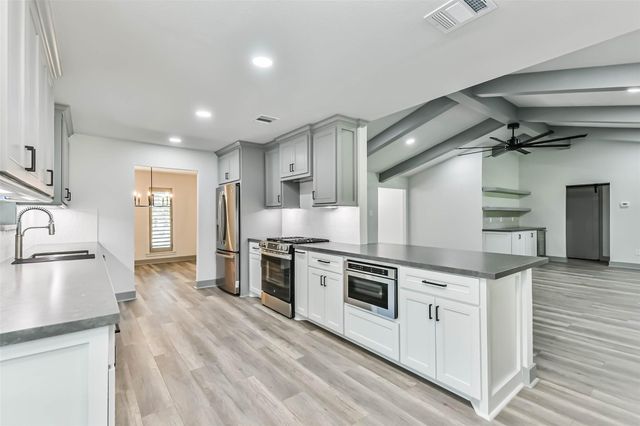 4102 Honey Oaks Drive, Taylor Lake Village, TX 77586