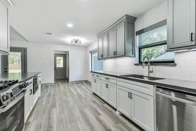 4102 Honey Oaks Drive, Taylor Lake Village, TX 77586