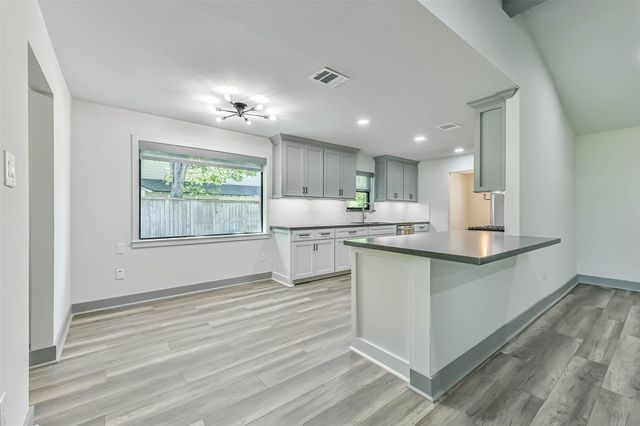 4102 Honey Oaks Drive, Taylor Lake Village, TX 77586