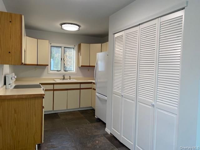 1 Leesburg Court, Mount Sinai, NY 11766