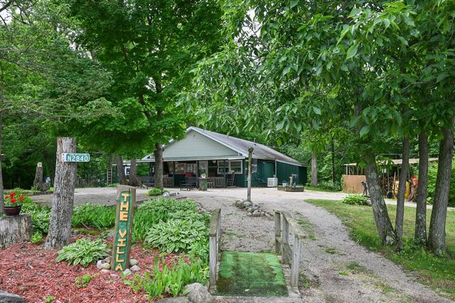 N2877 Roger ROAD, Helenville, WI 53137