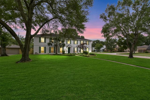 302 Hickory Ridge Drive, El Lago, TX 77586