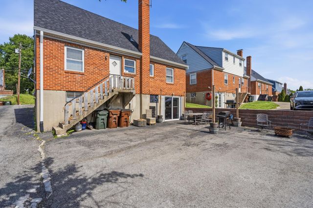 22 Pine Hill Drive, Highland Heights, KY 41076
