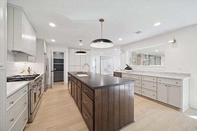 6155 Ella Lee Lane, Houston, TX 77057