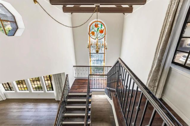 1060 Chantilly Road, Los Angeles, CA 90077