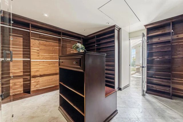 1060 Chantilly Road, Los Angeles, CA 90077