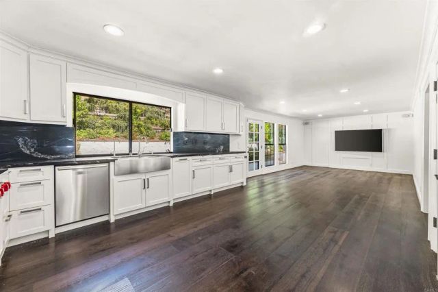 1060 Chantilly Road, Los Angeles, CA 90077
