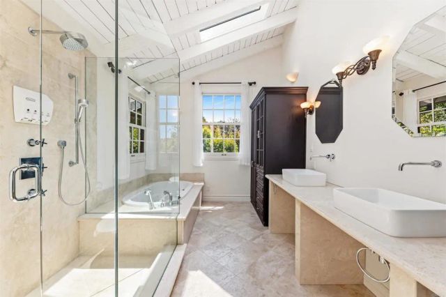 1060 Chantilly Road, Los Angeles, CA 90077