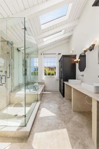 1060 Chantilly Road, Los Angeles, CA 90077