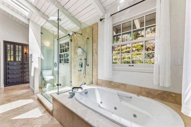 1060 Chantilly Road, Los Angeles, CA 90077