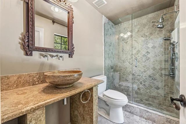 1060 Chantilly Road, Los Angeles, CA 90077