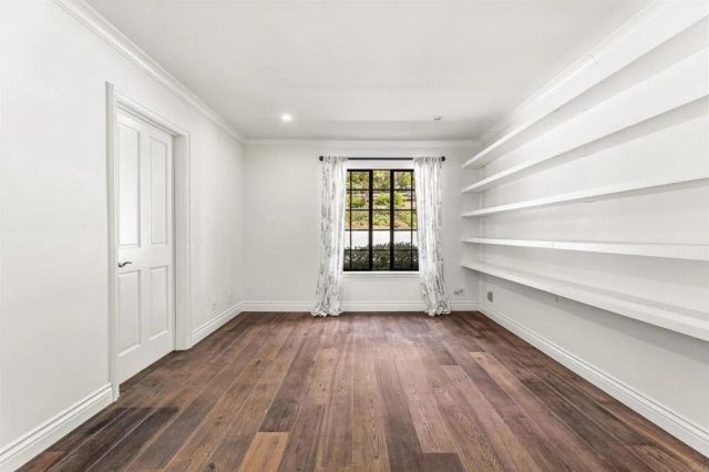 1060 Chantilly Road, Los Angeles, CA 90077