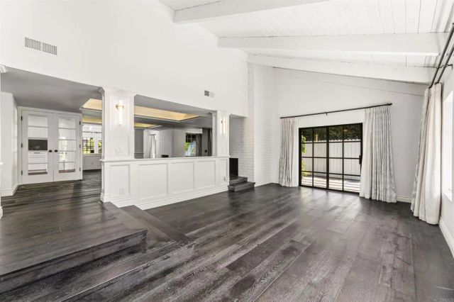 1060 Chantilly Road, Los Angeles, CA 90077