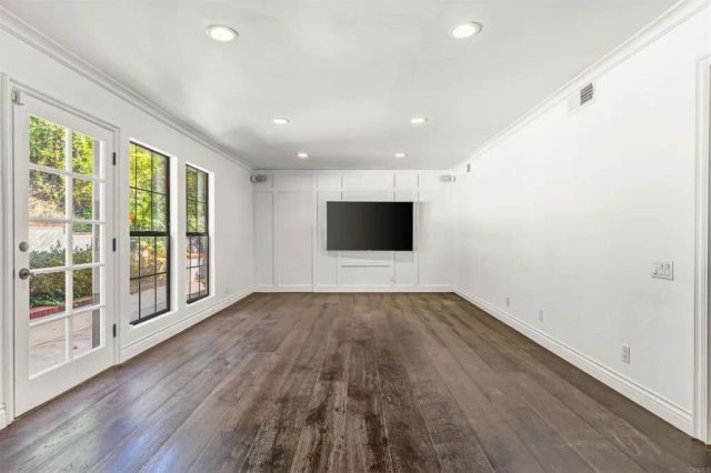 1060 Chantilly Road, Los Angeles, CA 90077