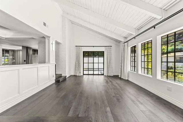 1060 Chantilly Road, Los Angeles, CA 90077