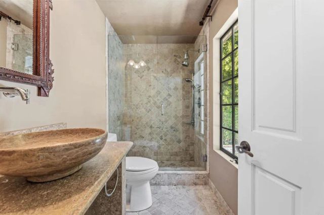 1060 Chantilly Road, Los Angeles, CA 90077