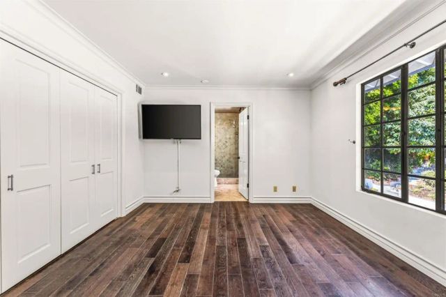 1060 Chantilly Road, Los Angeles, CA 90077