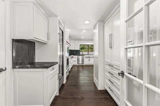 1060 Chantilly Road, Los Angeles, CA 90077