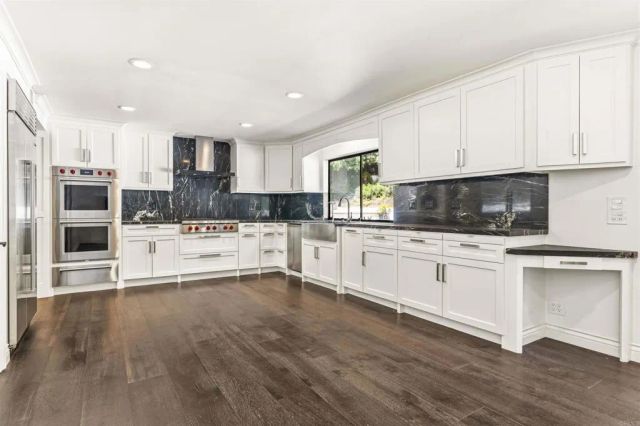 1060 Chantilly Road, Los Angeles, CA 90077