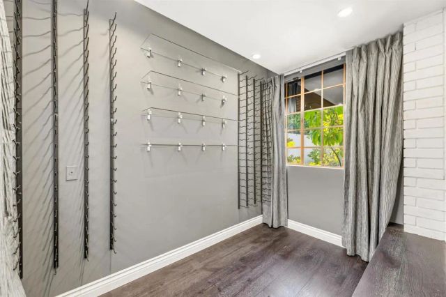 1060 Chantilly Road, Los Angeles, CA 90077