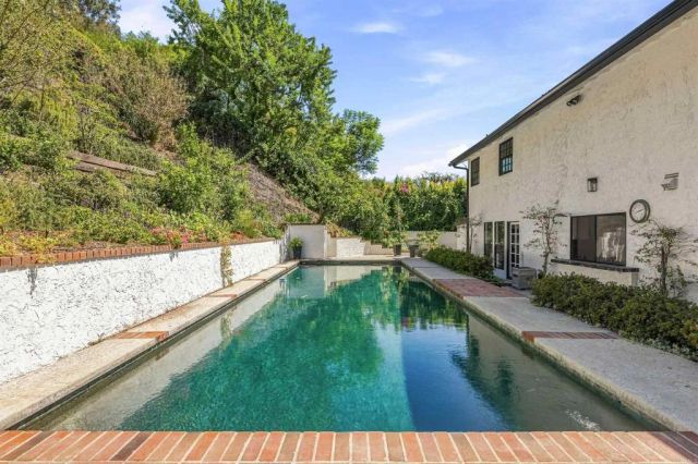 1060 Chantilly Road, Los Angeles, CA 90077