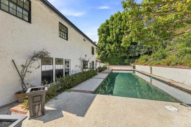 1060 Chantilly Road, Los Angeles, CA 90077