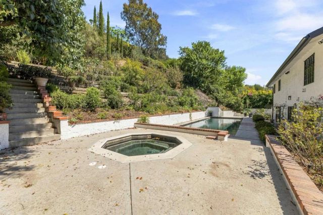 1060 Chantilly Road, Los Angeles, CA 90077