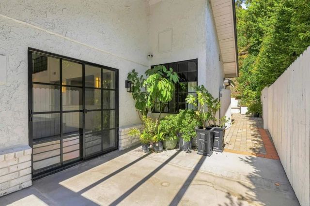 1060 Chantilly Road, Los Angeles, CA 90077