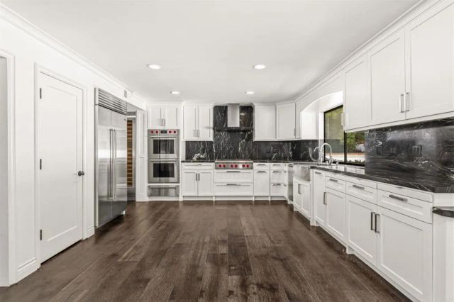 1060 Chantilly Road, Los Angeles, CA 90077