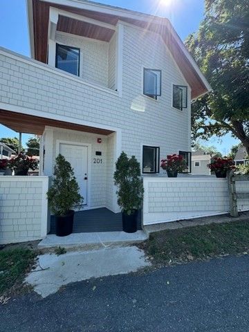 201 Pleasant 2, Marblehead, MA 01945