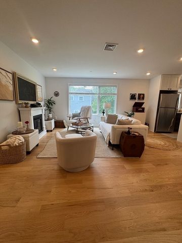 201 Pleasant 2, Marblehead, MA 01945