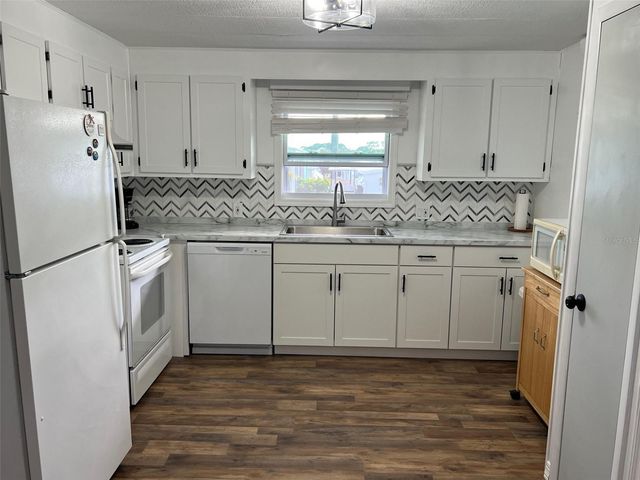 576 QUEEN PALM STREET, Largo, FL 33778