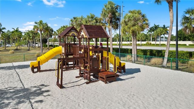 201 Santa Clara DR 13, Naples, FL 34104