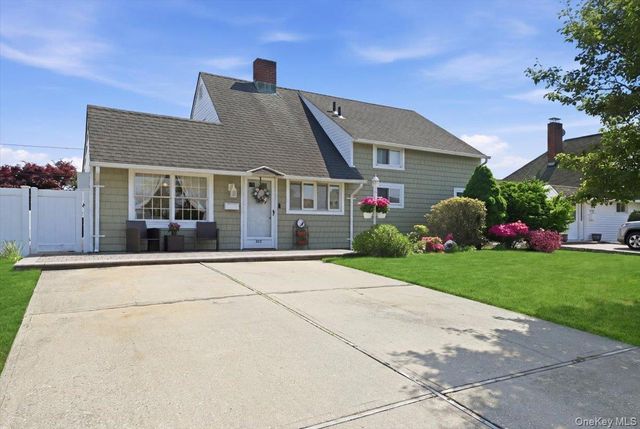 335 Twin Lane S, Wantagh, NY 11793