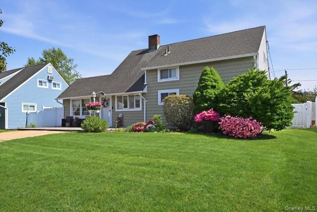 335 Twin Lane S, Wantagh, NY 11793