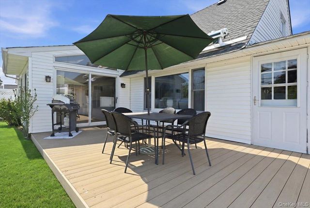 335 Twin Lane S, Wantagh, NY 11793