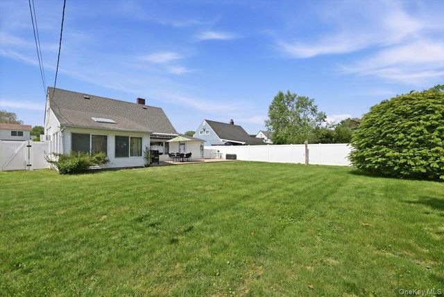 335 Twin Lane S, Wantagh, NY 11793