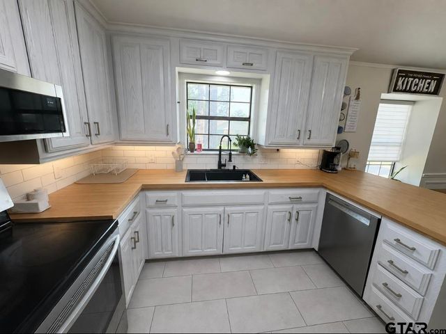 4392 Leaning Oaks Drive, Flint, TX 75762