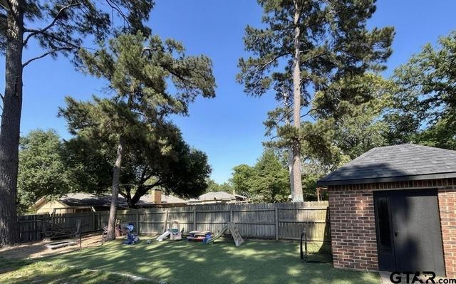 4392 Leaning Oaks Drive, Flint, TX 75762