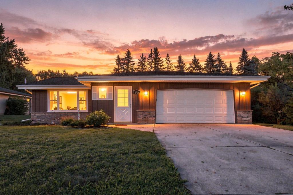 W157N10840 Catskill LANE, Germantown, WI 53022