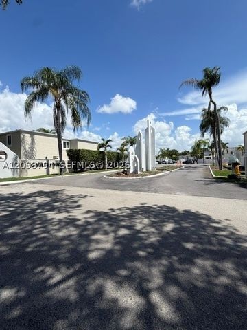 4590 SW 68th Ct Cir 8, Miami, FL 33155