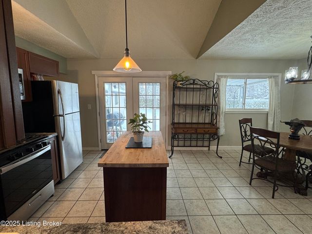 13609 Tennis Blvd, Louisville, KY 40272